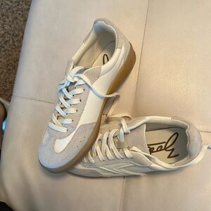 Zodiac white sneakers only use twice. Very good condition. Size 6